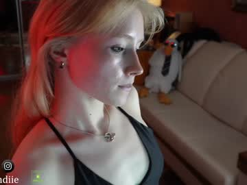 girl
        bestblondiiecb cam image #2659315