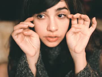 girl
        ingennui cam image #398416