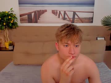 couple
        holly__baker cam image #1226564