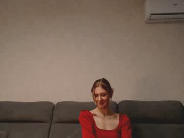 girl
        lily_life cam image #1358059