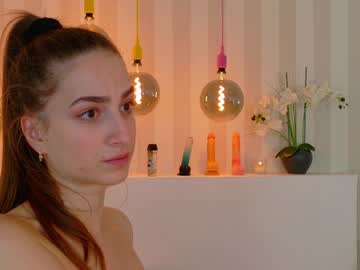 girl
        breeding_material cam image #3525109