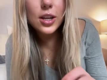 girl
        lovelyyylivyyy cam image #3413617