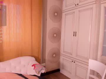 girl
        happiness_call cam image #883080