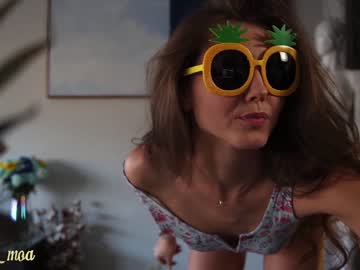 girl
        lettymoa cam image #2500937