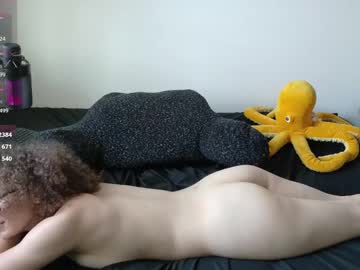 girl
        gomoreup cam image #3370024