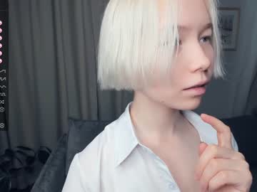 girl
        silvergloss cam image #1686054