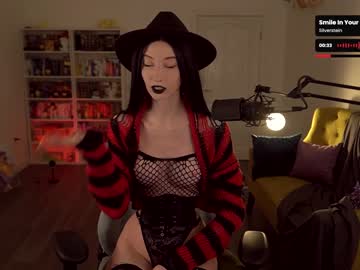 girl
        loony_moony cam image #2720299