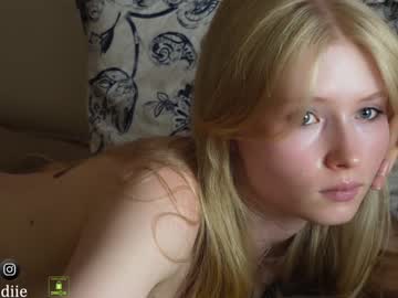 girl
        bestblondiiecb cam image #2894325