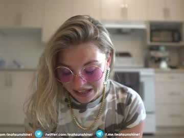girl
        leahsunshine cam image #3121105