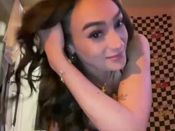 girl
        thestormii cam image #4285579