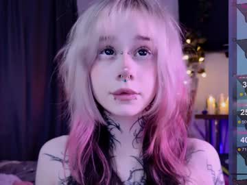 girl
        lollyshy__ cam image #3766513