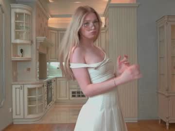 girl
        editacovey cam image #3712494