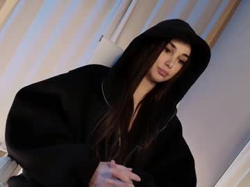 girl
        hollyextra cam image #4613892