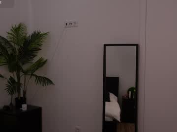 girl
        lilly_colins cam image #3938087