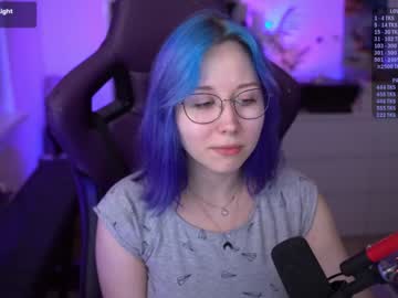 girl
        blue_mooncat cam image #3081916