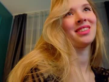 girl
        milablush cam image #2410373