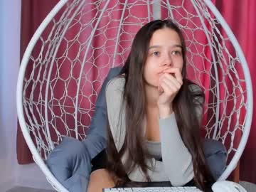 girl
        emilybatee cam image #787473