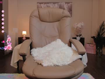 girl
        vivian_page cam image #3166075