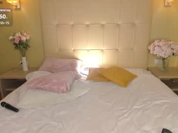 girl
        hollyylee cam image #4371574
