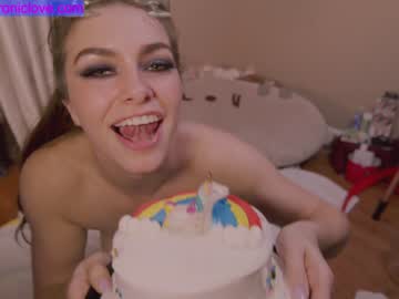 girl
        chroniclove cam image #210235