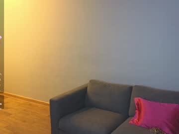 girl
        poppypaws cam image #3917915