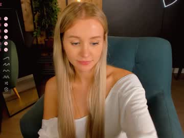 girl
        coy_tessa_ cam image #1672966