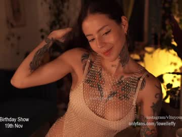 girl
        effylowell_ cam image #1886397