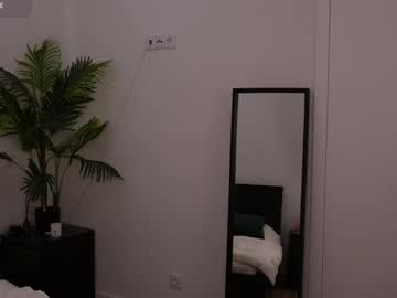 girl
        lilly_colins cam image #3933198