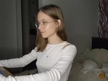 girl
        lowress cam image #4196236