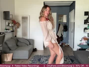 girl
        bloomyogi cam image #1583148