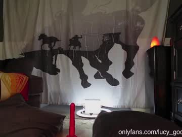 girl
        lucy_gooosey cam image #1838037