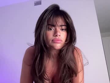 girl
        poutyselena cam image #3982363