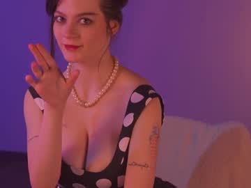 girl
        lorienn cam image #4204346