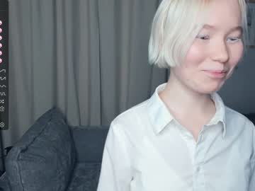 girl
        silvergloss cam image #1701544