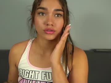 girl
        ashley_ospino cam image #3338286