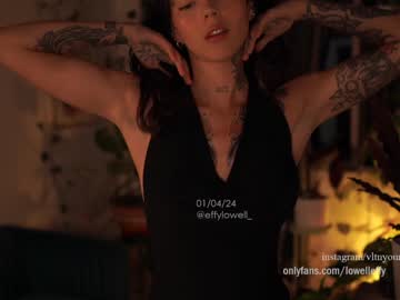 girl
        effylowell_ cam image #2564488