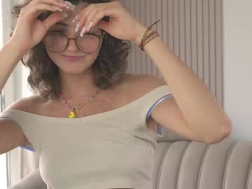 girl
        you_fell_in_love cam image #3252396