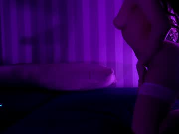 girl
        littlee33 cam image #4633578