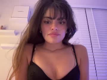 girl
        poutyselena cam image #2809382
