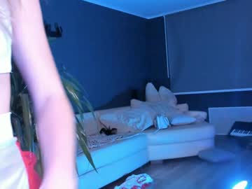 girl
        linellali cam image #84102