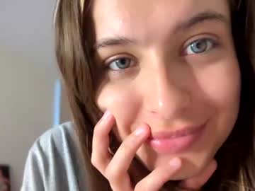 girl
        elisa_moon cam image #2925235