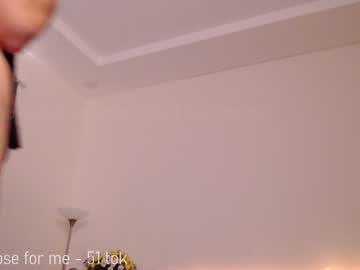 girl
        yourlovelykat cam image #3791624