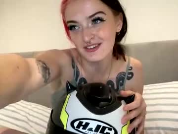 girl
        bikerbaby2319 cam image #3253617