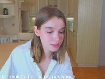 girl
        harrieteasley cam image #3472321