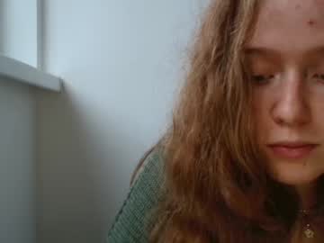 girl
        bonniecain cam image #1682670