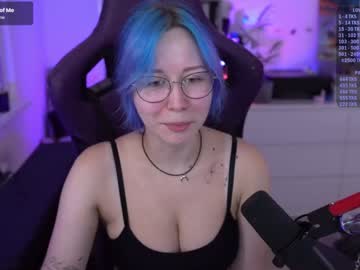 girl
        blue_mooncat cam image #3115117