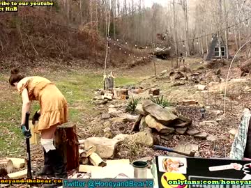couple
        honeyand_thebear cam image #559163