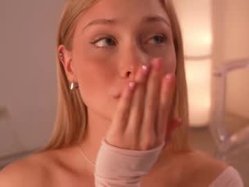 girl
        april_blush cam image #4407377