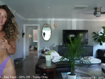girl
        bloomyogi cam image #3216018