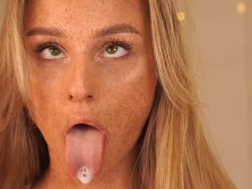 girl
        artease cam image #3730769